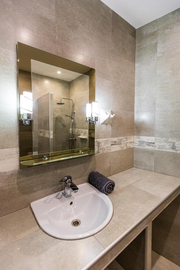 2 Kn. Romana Apartment Lviv Buitenkant foto